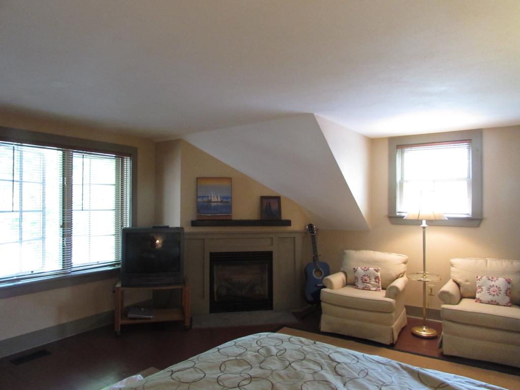 108 Center Street Wolfeboro, NH 03894 - Photo 17 of 33