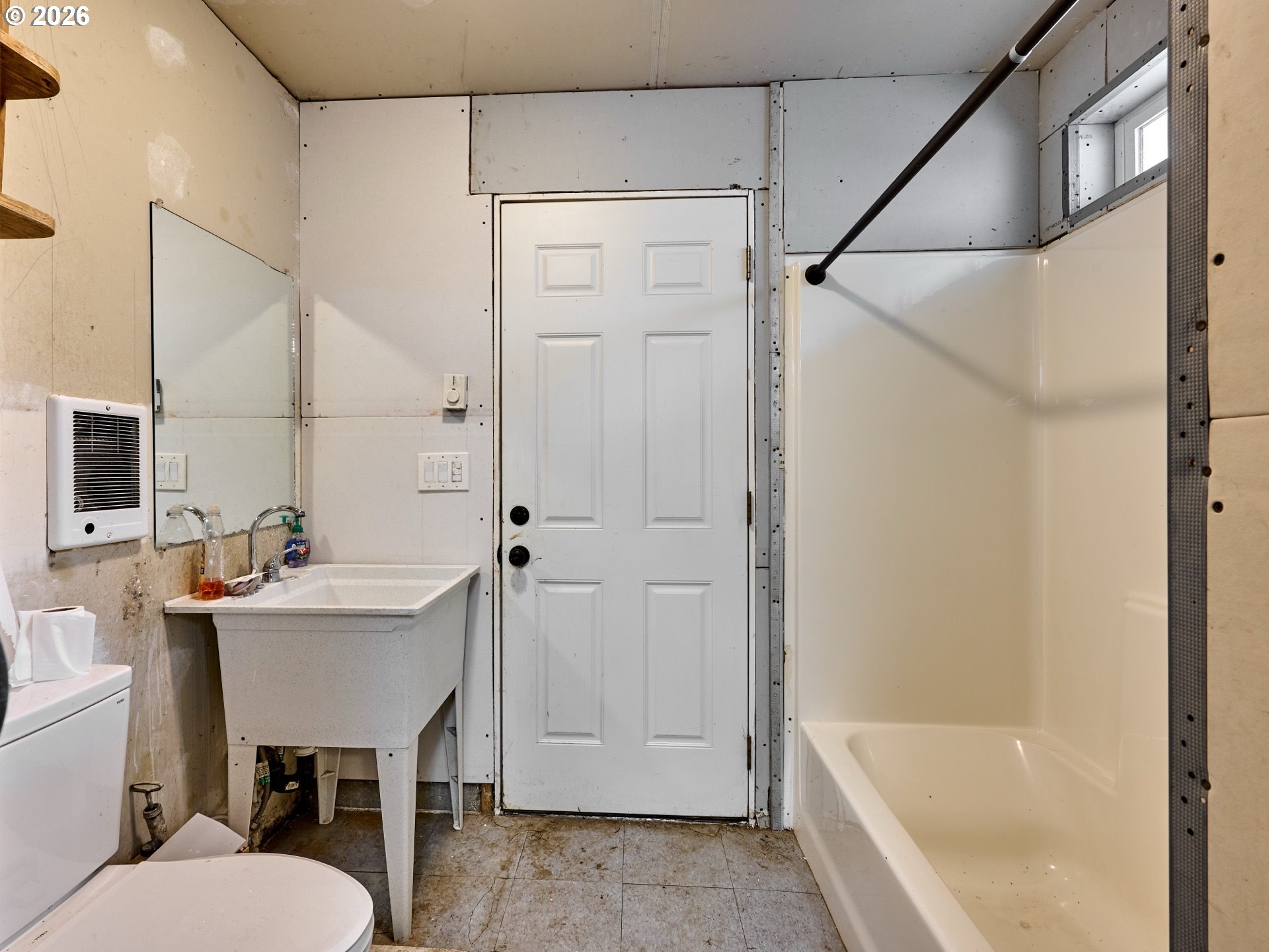 12175 West Stayton Road Southeast Aumsville, OR 97325 - Photo 29 of 48 a bathroom with a sink mirror toilet and bathtub