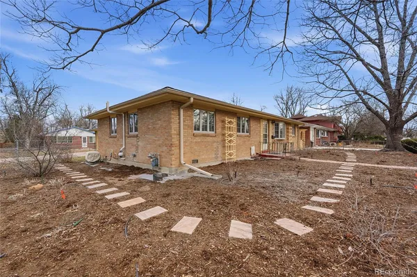 a view of a house with a yard