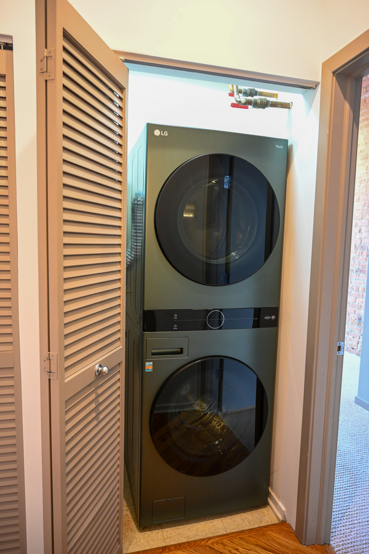 1040 West Adams Street, Unit 608 Chicago, IL 60607 - Photo 17 of 24 a utility room with a washer and dryer