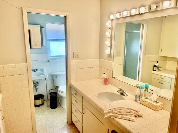 a en suite bathroom with a double vanity sink and a mirror