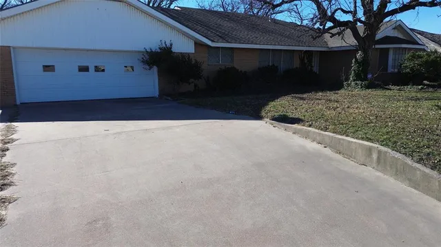 $525,000 | 1306 East Central Avenue, Comanche, TX 76442