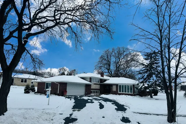 $429,000 | 8832 Pleasant Avenue, Hickory Hills, IL 60457