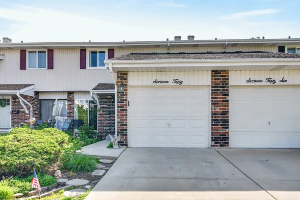 $359,900 | 1650 Castbourne Court, Wheaton, IL 60189