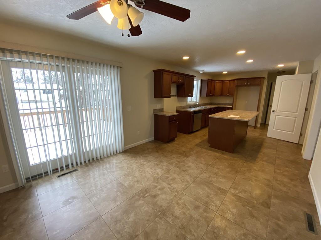 41 Merrimac Avenue Springfield, MA 01104 - Photo 3 of 8