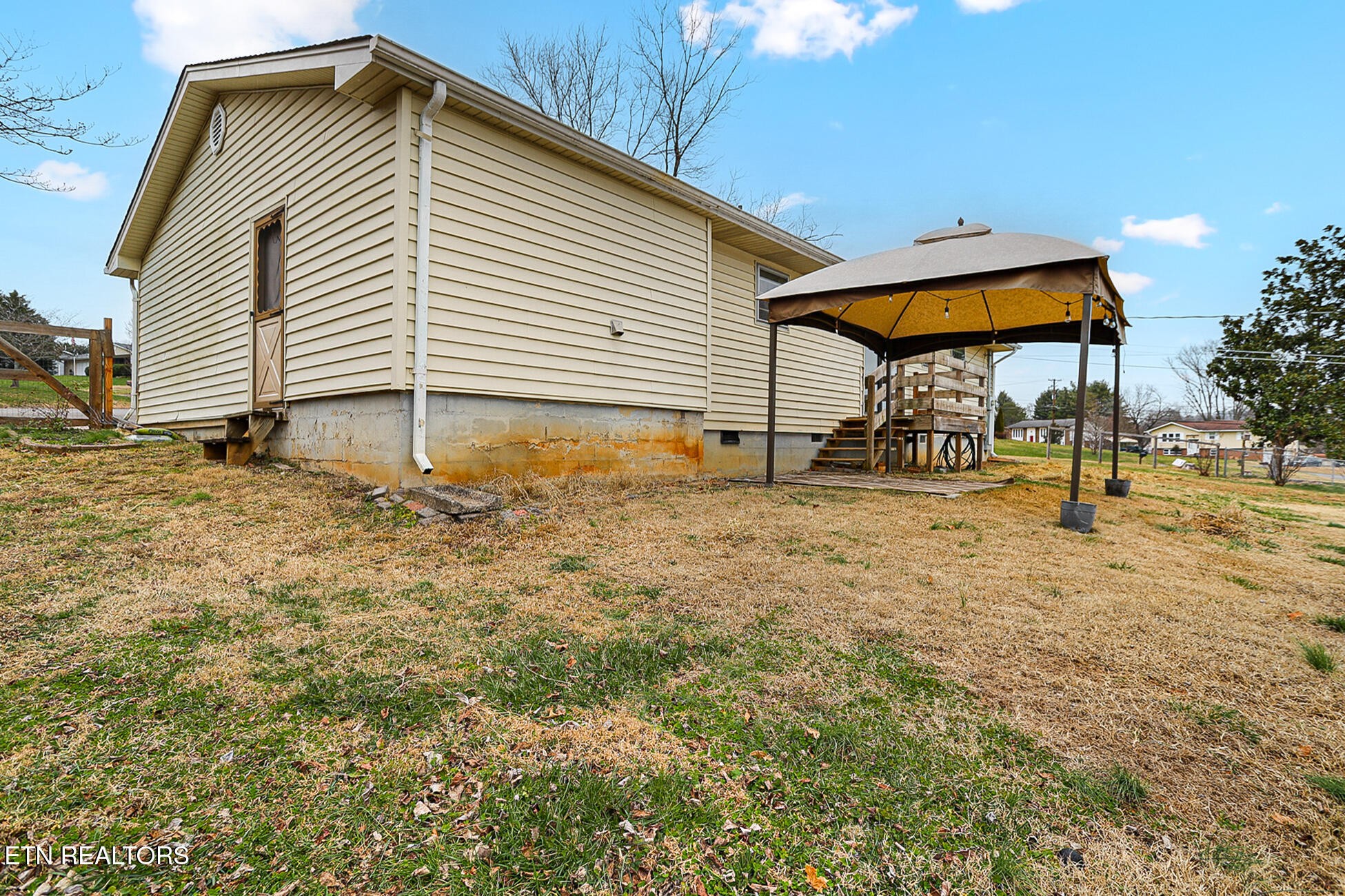 7701 Maida Vale Circle Powell, TN 37849 - Photo 29 of 36 a backyard of a house with table and chairs