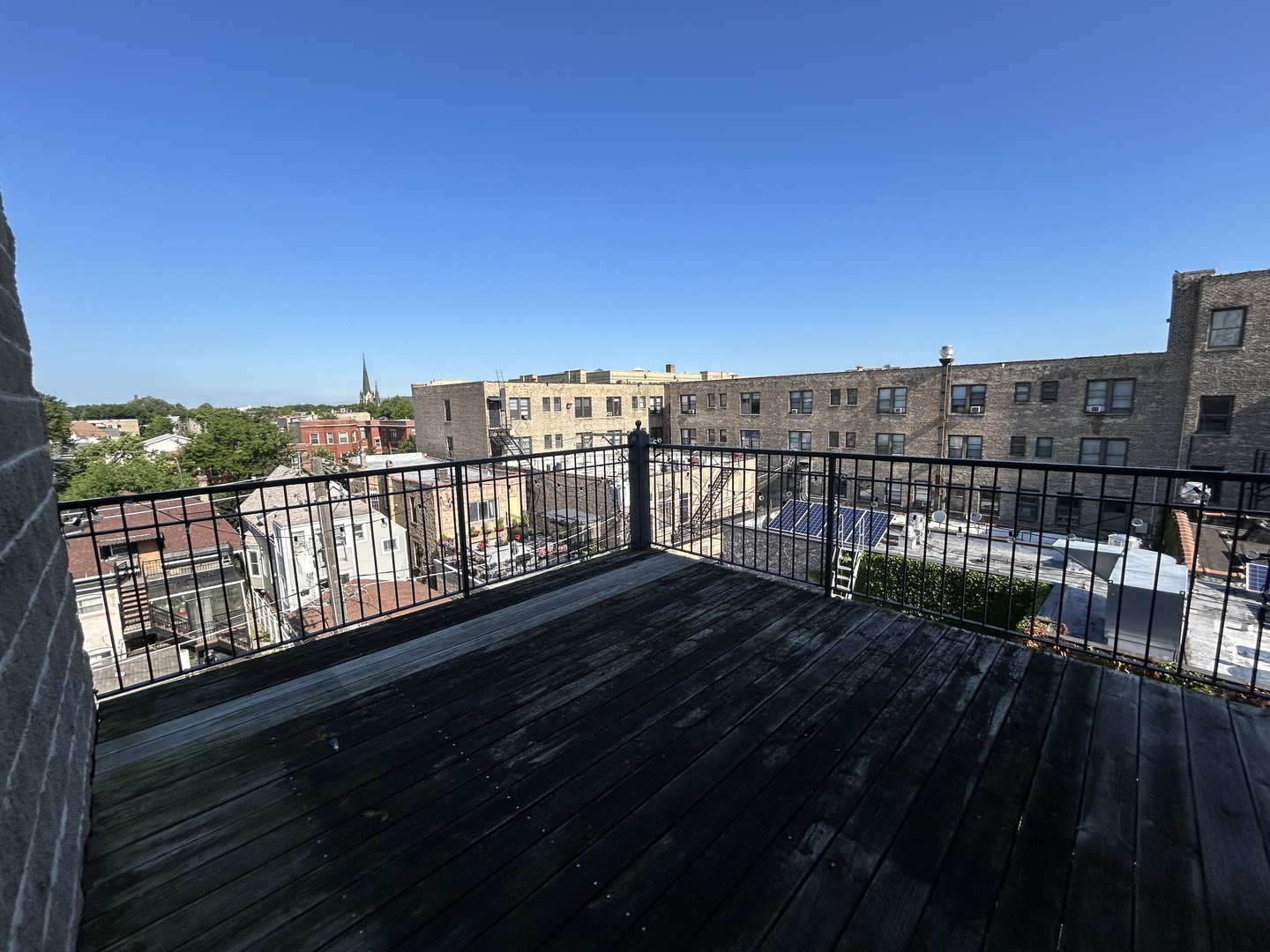 5140 North Clark Street Chicago, IL 60640 - Photo 13 of 14 a view of city from a balcony