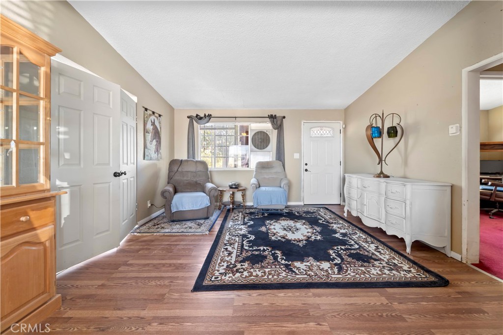 25088 Agate Road Barstow, CA 92311 - Photo 4 of 32 Living room