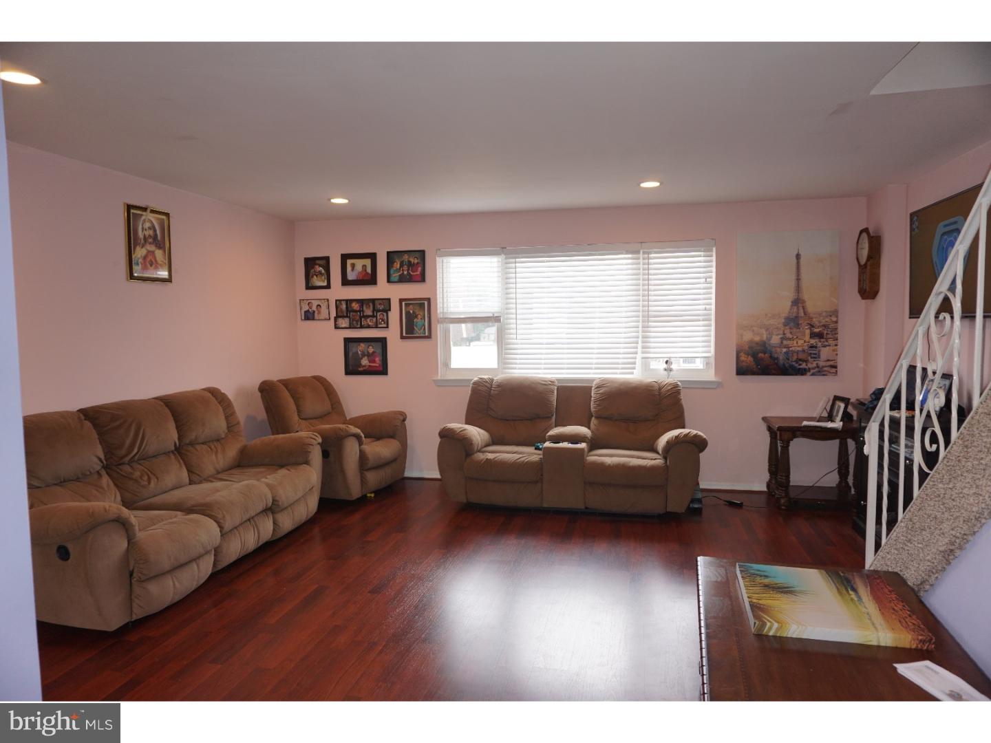 9940 Wingtip Road Philadelphia, PA 19115 - Photo 4 of 14 Living Room
