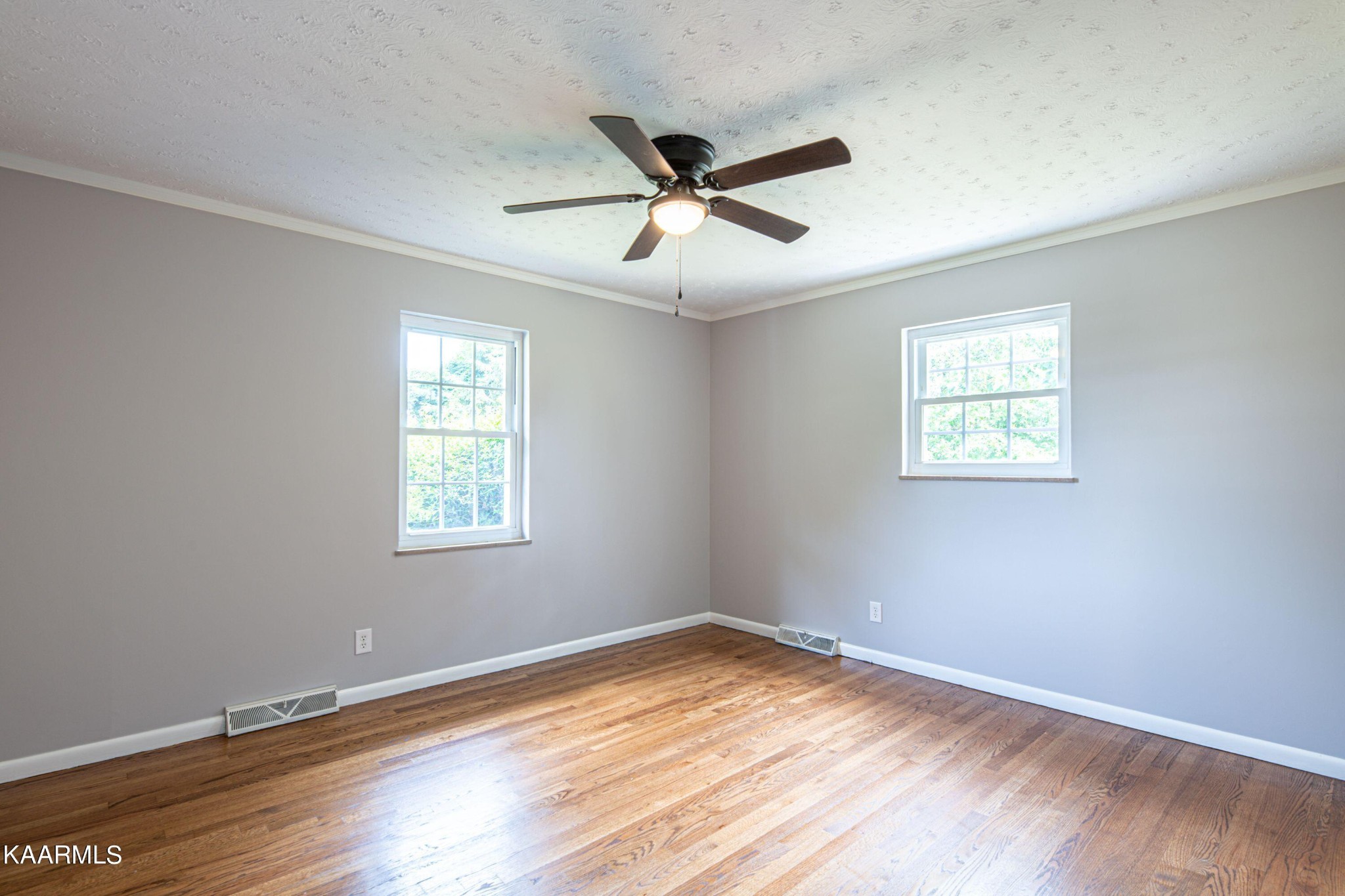 600 Schenley Road Knoxville, TN 37923 - Photo 20 of 38 a view of empty room with wooden floor and fan
