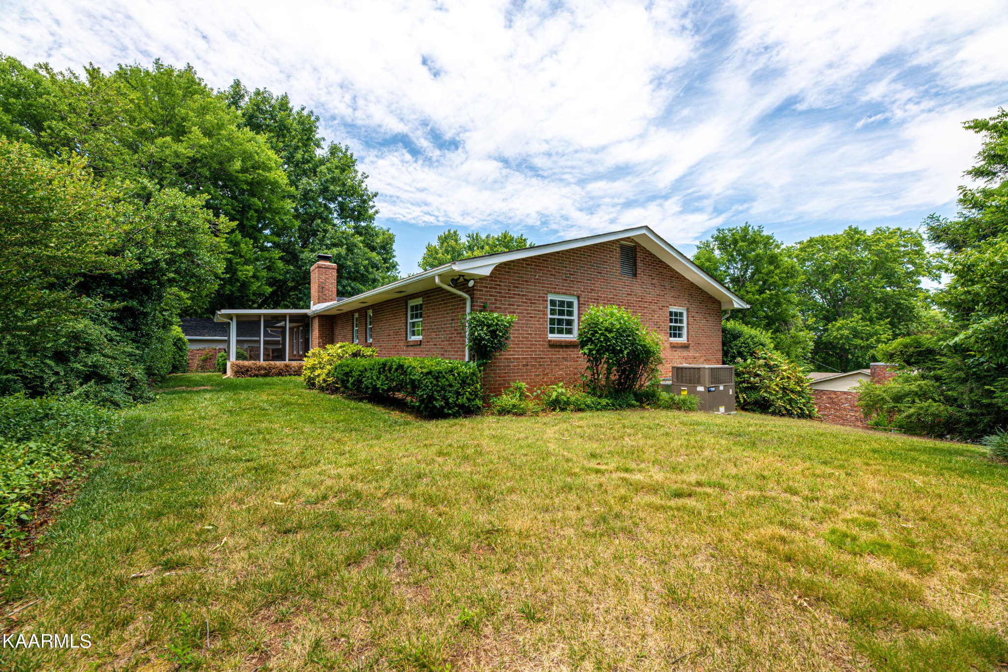 600 Schenley Road Knoxville, TN 37923 - Photo 35 of 38 a view of a house with backyard and garden