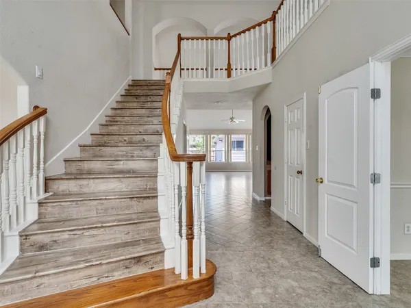 a view of entryway and hall