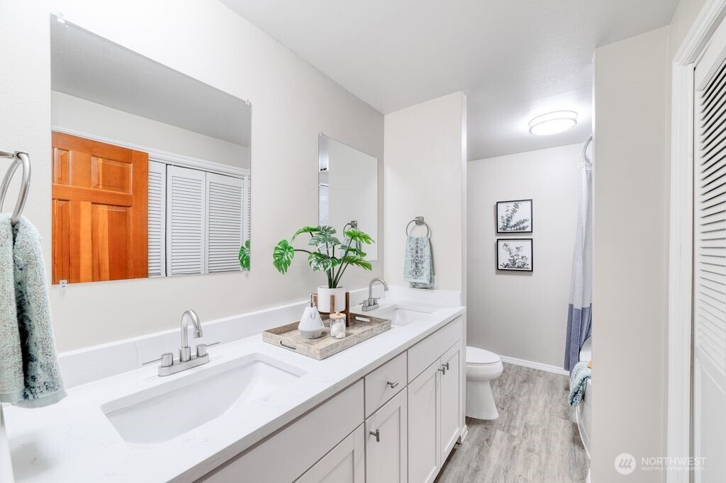 718 East Walnut Street Kent, WA 98030 - Photo 13 of 29 a bathroom with a sink and a mirror