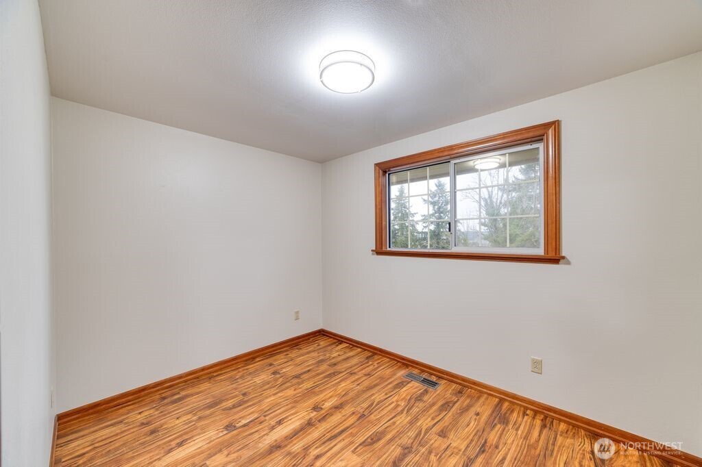 718 East Walnut Street Kent, WA 98030 - Photo 14 of 29 a view of empty room with wooden floor and fan