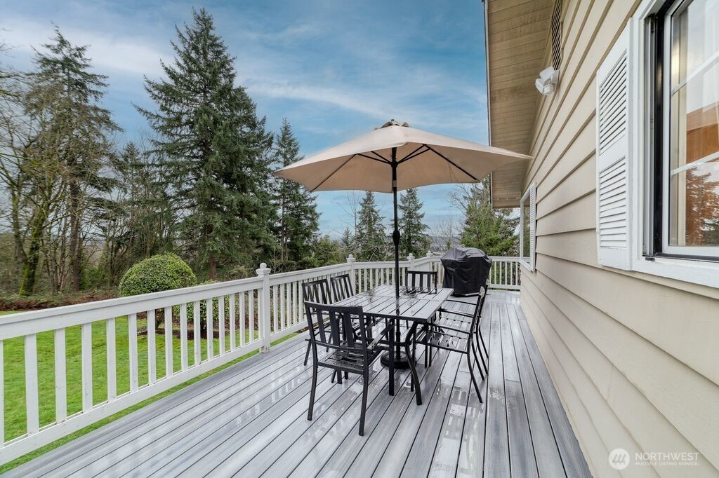 718 East Walnut Street Kent, WA 98030 - Photo 21 of 29 a view of balcony with furniture and umbrella