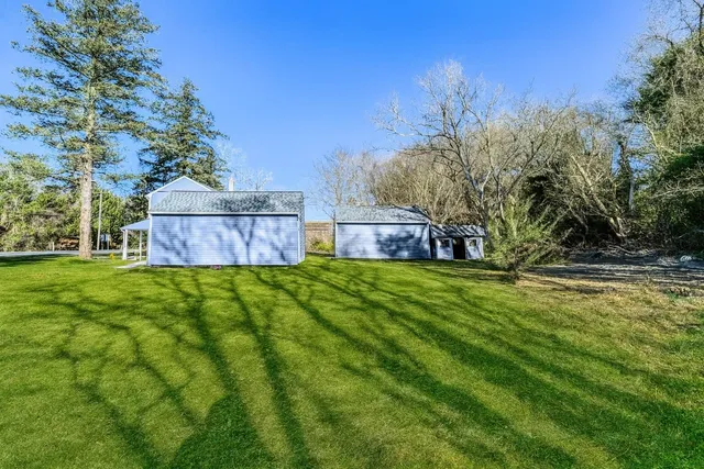 a view of a house with a yard