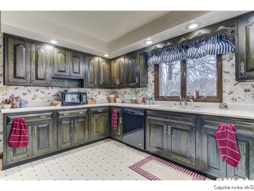 2635 Hilltop Road Springfield, IL 62712 - Photo 8 of 36