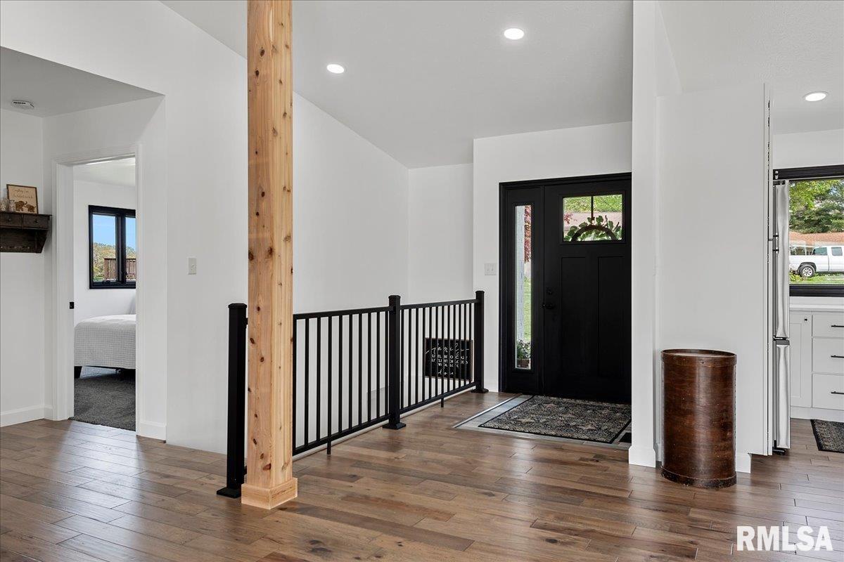 814 Poplar Loop Petersburg, IL 62675 - Photo 4 of 52