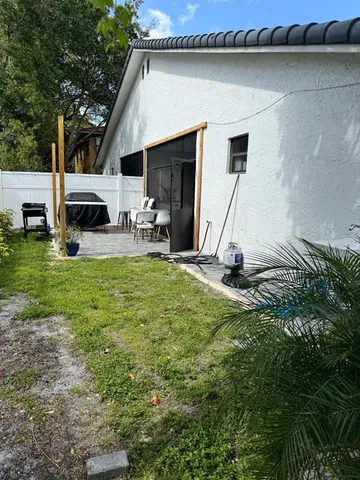 a view of a house with backyard