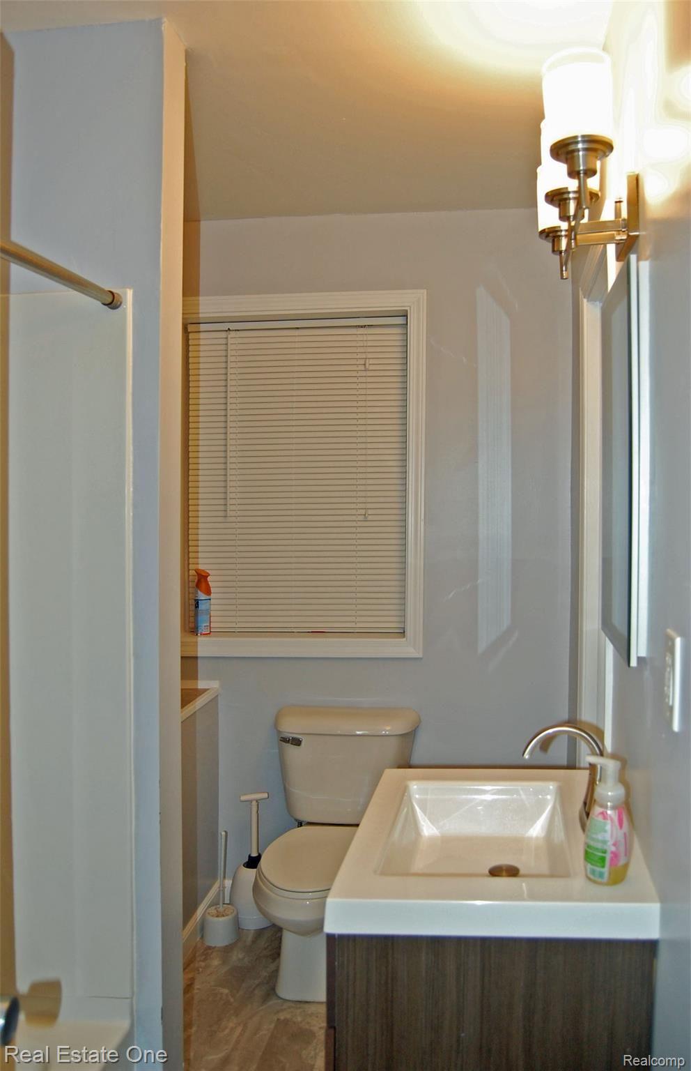 12975 15 Mile Road Sterling Heights, MI 48312 - Photo 20 of 26 Bathroom.jpg
