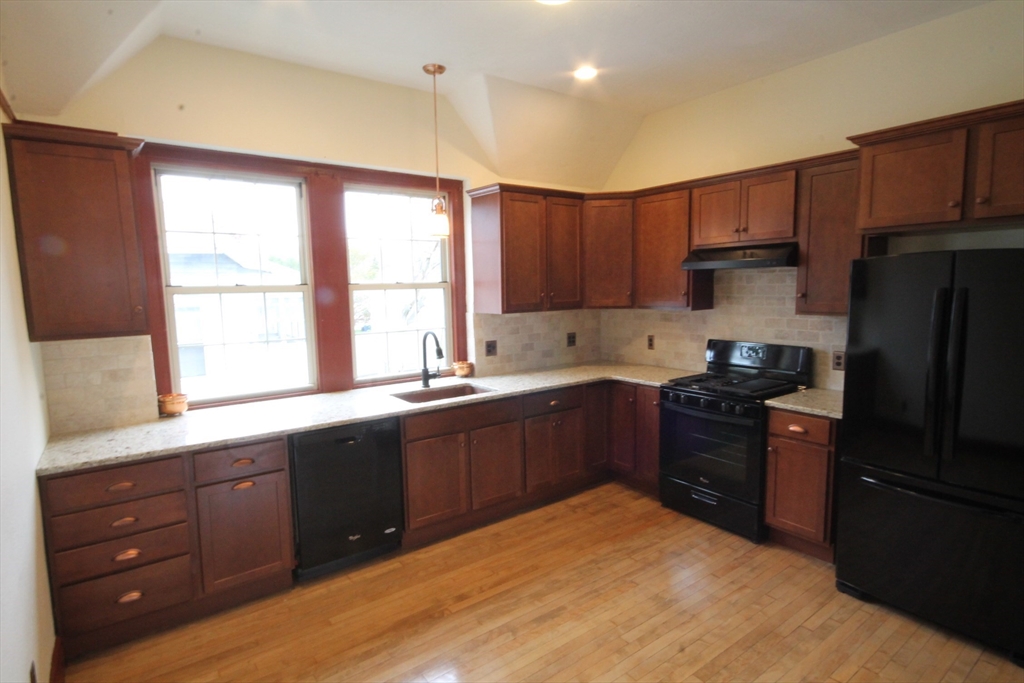 1043 Sumner Avenue Springfield, MA 01118 - Photo 7 of 23
