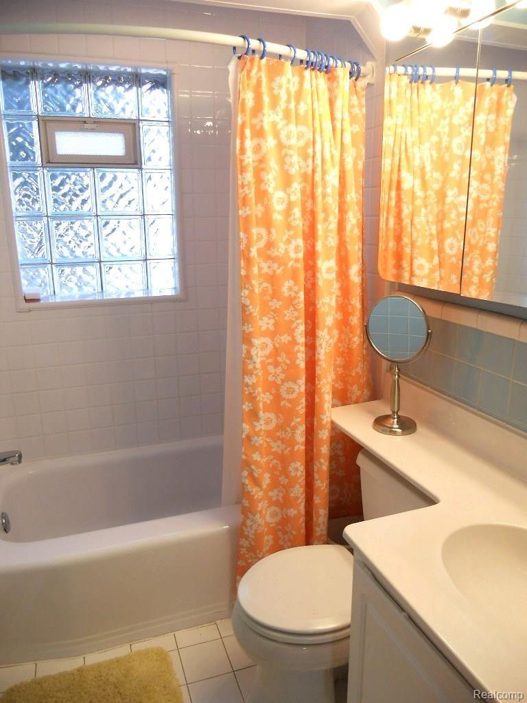 9633 Ruth Avenue Allen Park, MI 48101 - Photo 7 of 20 Main Floor Bath.jpg