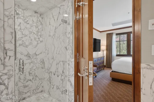 a en suite bathroom with a shower