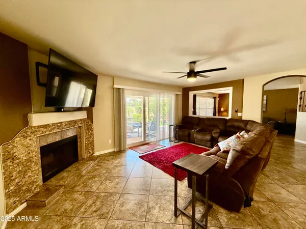 $2,895 | 18882 North 77th Avenue, Glendale, AZ 85308