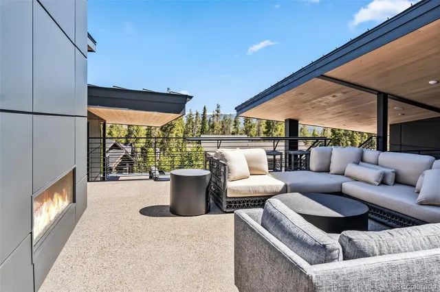 a outdoor living space with patio furniture and a ceiling fan