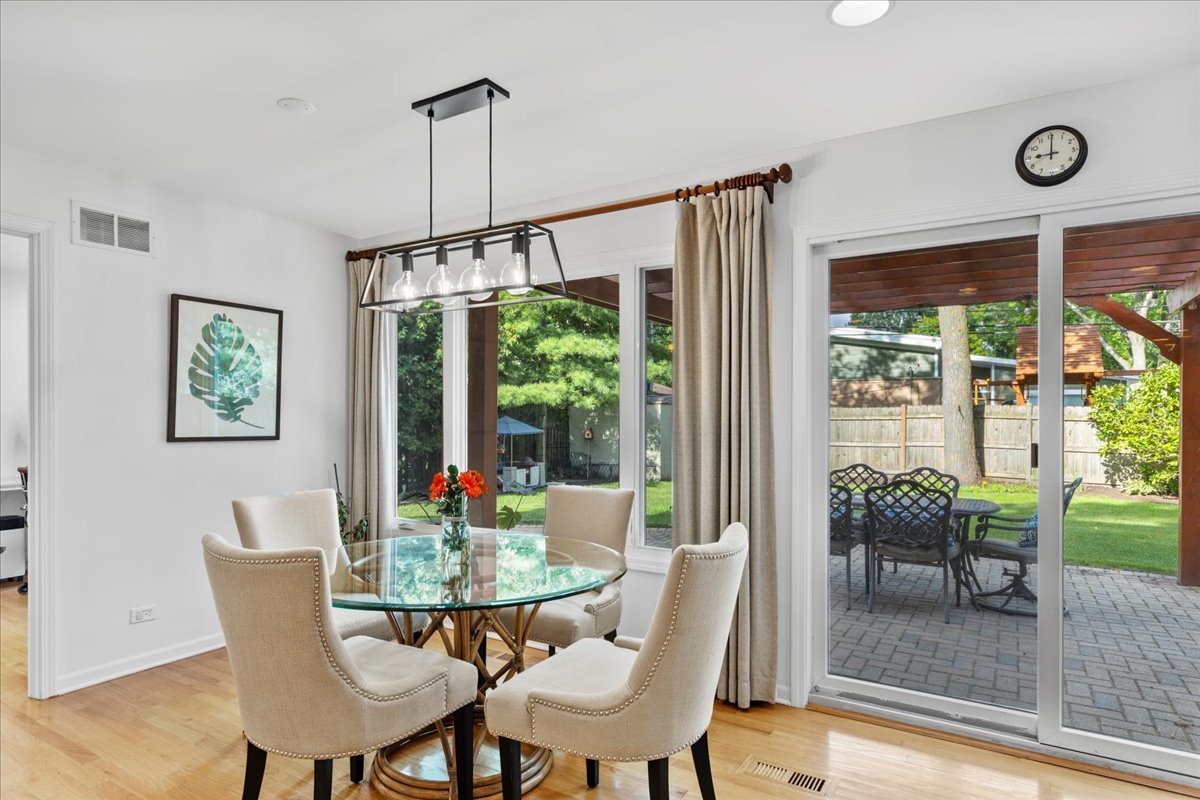 40 Williamsburg Road Evanston, IL 60203 - Photo 13 of 26 a dining room with furniture a chandelier and a rug