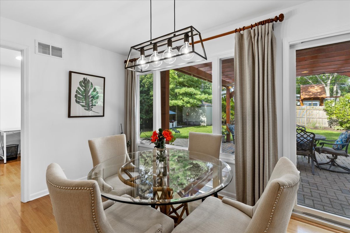 40 Williamsburg Road Evanston, IL 60203 - Photo 14 of 26 a dining room with furniture and a window