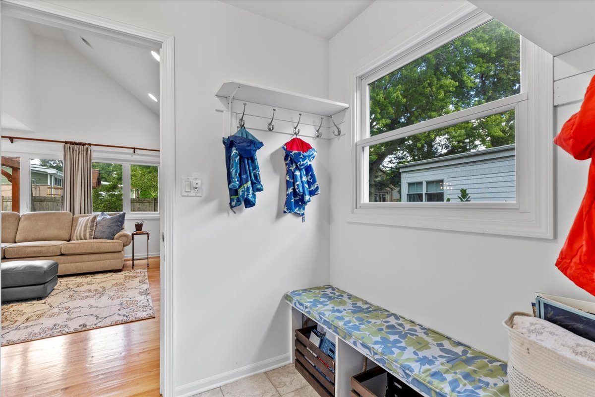 40 Williamsburg Road Evanston, IL 60203 - Photo 22 of 26 a living room with furniture and a window