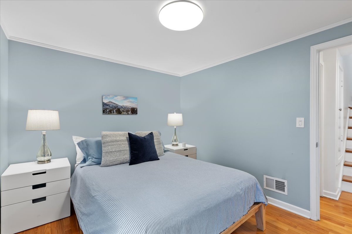 40 Williamsburg Road Evanston, IL 60203 - Photo 25 of 26 a bedroom with a bed and lamp