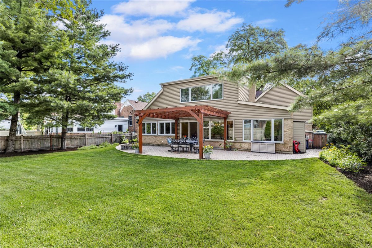 40 Williamsburg Road Evanston, IL 60203 - Photo 3 of 26 a front view of a house with garden