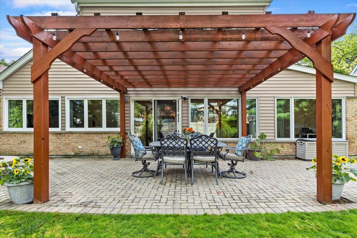 40 Williamsburg Road Evanston, IL 60203 - Photo 7 of 26 a house view with sitting space and garden space