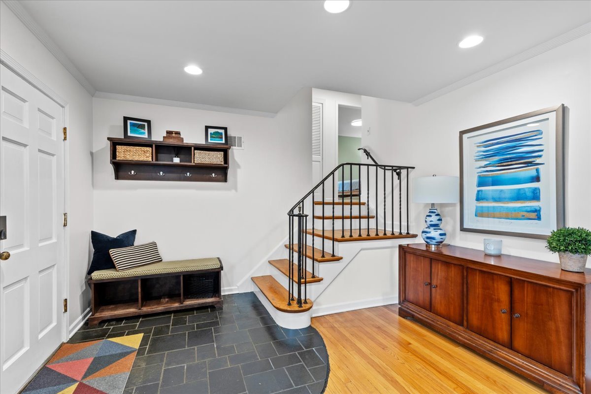 40 Williamsburg Road Evanston, IL 60203 - Photo 10 of 26 a living room with furniture a rug and white walls