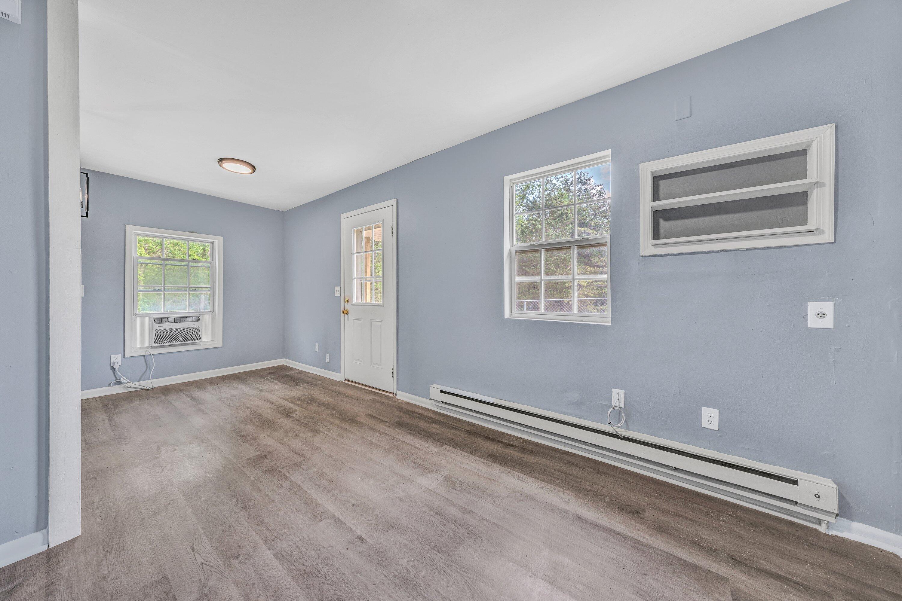 8307 Reservoir Road Roanoke, VA 24019 - Photo 3 of 14 Living Room