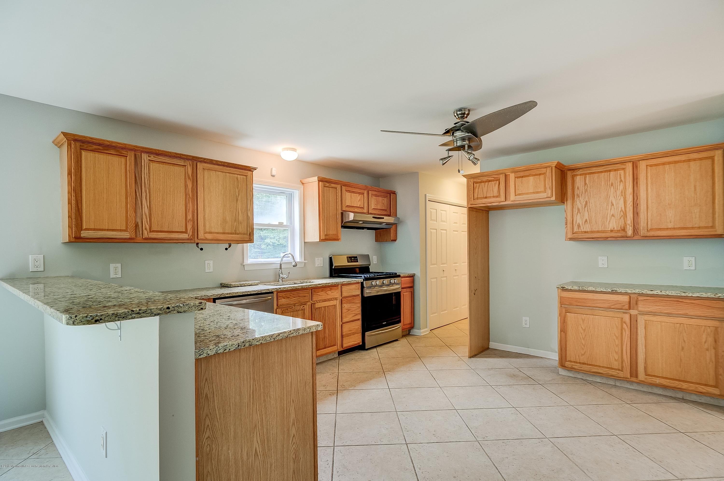 847 Wright Debow Road Jackson, NJ 08527 - Photo 14 of 29 012_Kitchen