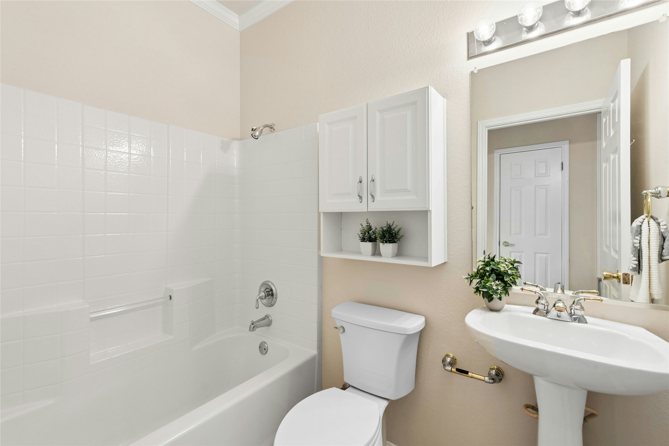 402 Colorado River Road Georgetown, TX 78633 - Photo 20 of 32 Guest Bathroom