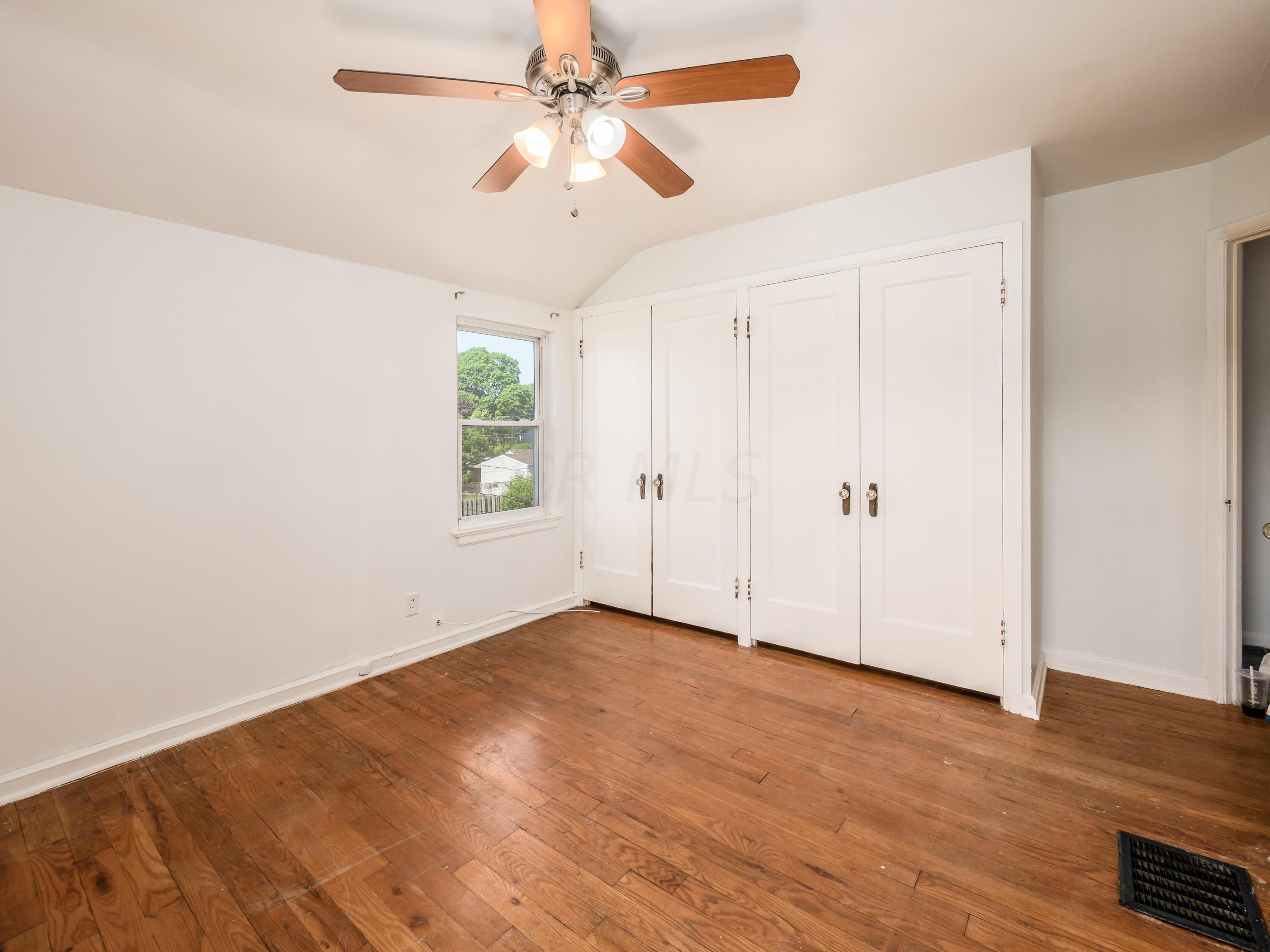 3032 Wicklow Road Columbus, OH 43204 - Photo 19 of 34 CEILING FAN; HARDOOD FLOORS