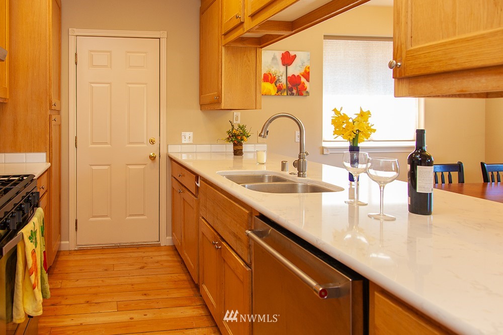 3942 Bancroft Road Bellingham, WA 98225 - Photo 3 of 27 Gallery Image 3