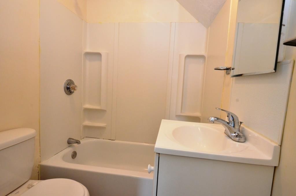 71 Esther Street Worcester, MA 01607 - Photo 9 of 34