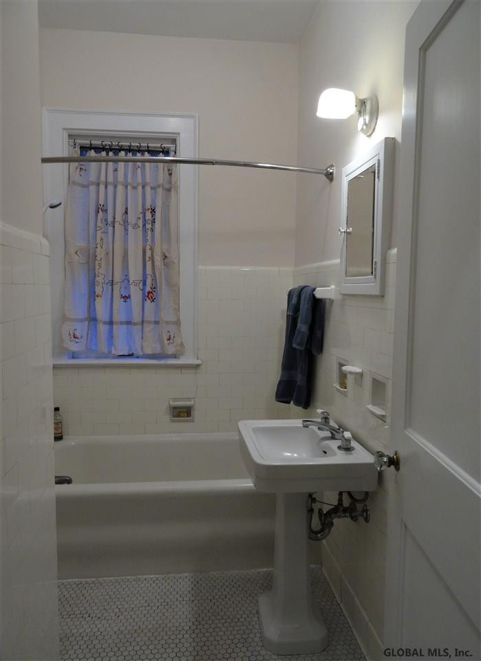 1043 Douglas Road Schenectady, NY 12308 - Photo 39 of 79 First Floor full Bath