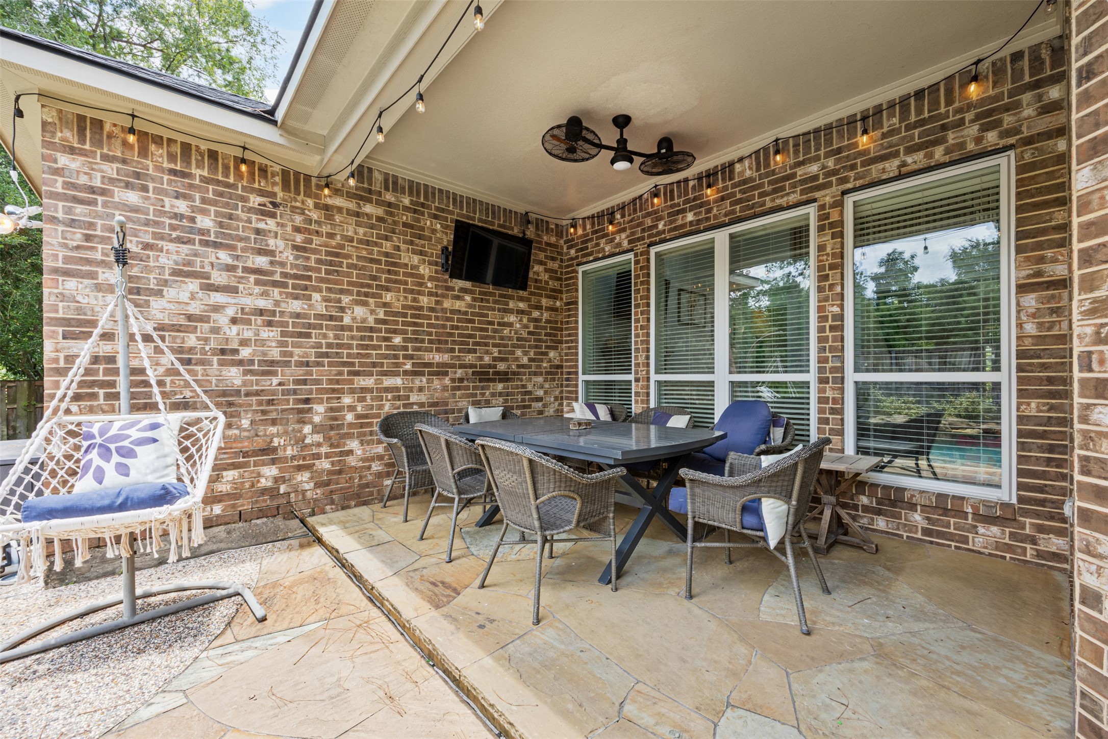 58 South Longsford Circle Spring, TX 77382 - Photo 27 of 50 a patio with table and chairs