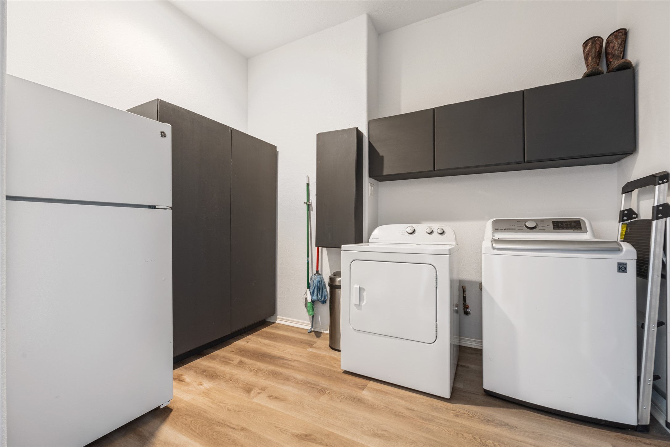 58 South Longsford Circle Spring, TX 77382 - Photo 48 of 50 a utility room with dryer and washer