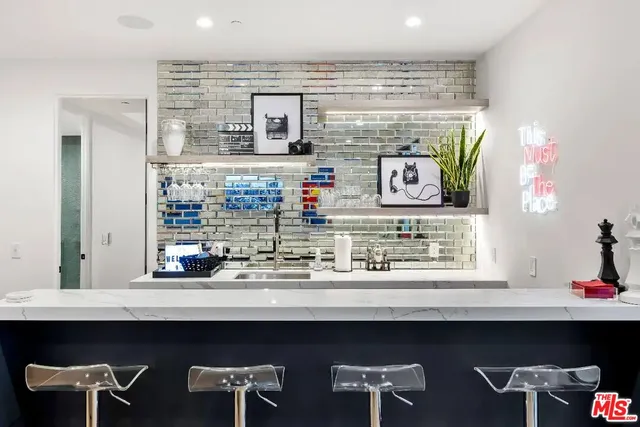 $21,000 | 6201 Lindenhurst Avenue, Los Angeles, CA 90048