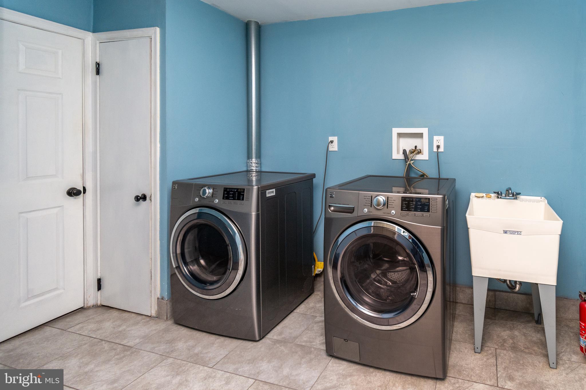 2809 Church Road Glenside, PA 19038 - Photo 35 of 49 Main level W/D with laundry sink