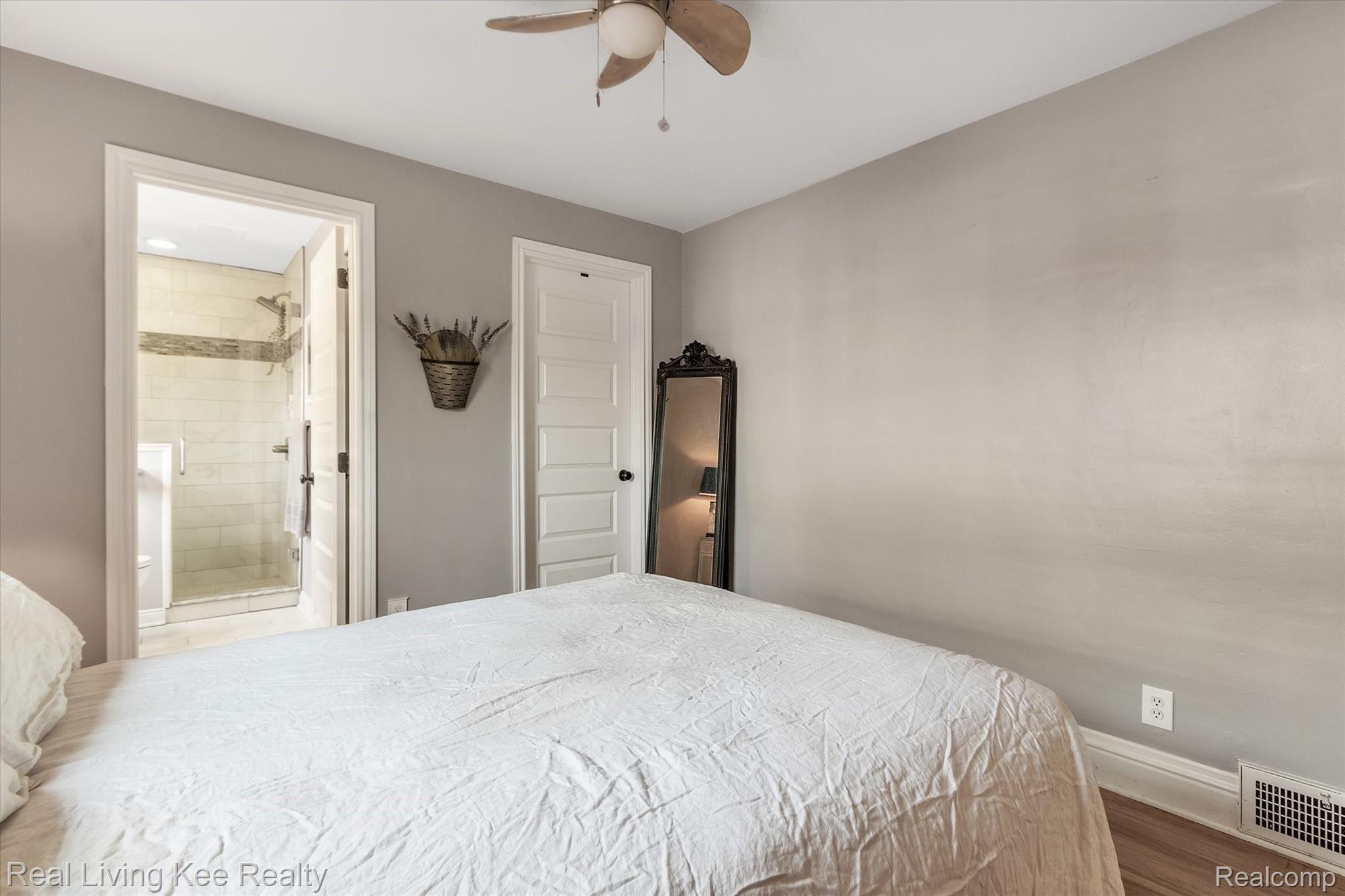 706 Parkdale Road Rochester, MI 48307 - Photo 26 of 40 26-706-Parkdale-Rd-WindowStill-Real-Estate-Photography-26.jpg
