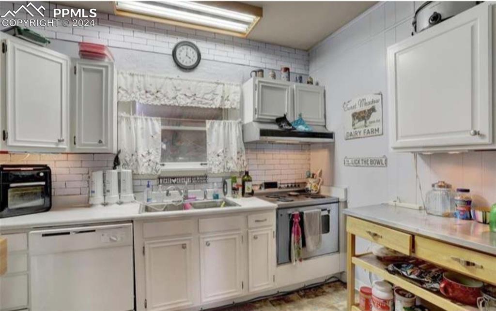 24119 Eccles Street Elbert, CO 80106 - Photo 9 of 23 a kitchen with stainless steel appliances granite countertop a stove a sink and cabinets