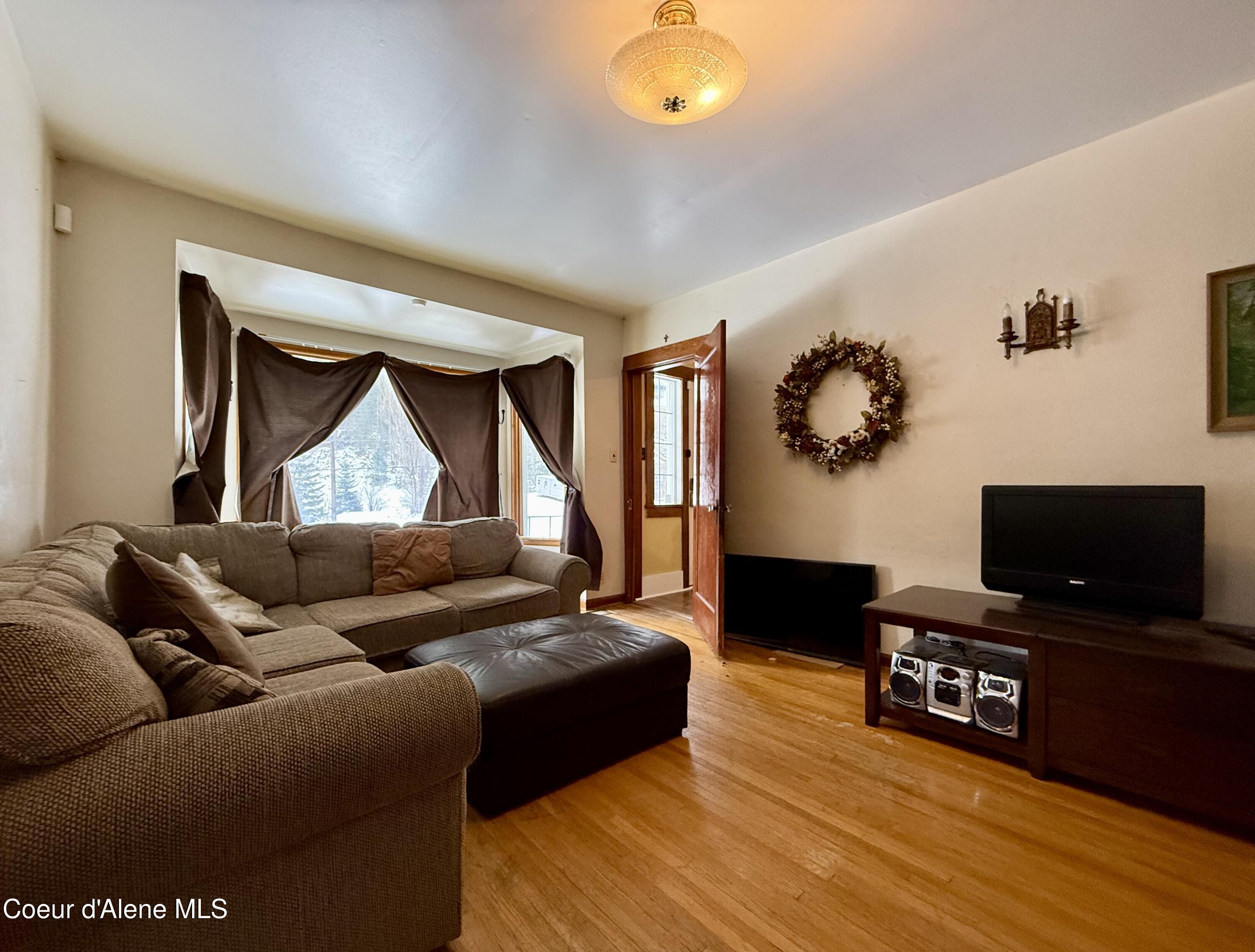 910 Main Street Wardner, ID 83837 - Photo 26 of 42 Living Room 1